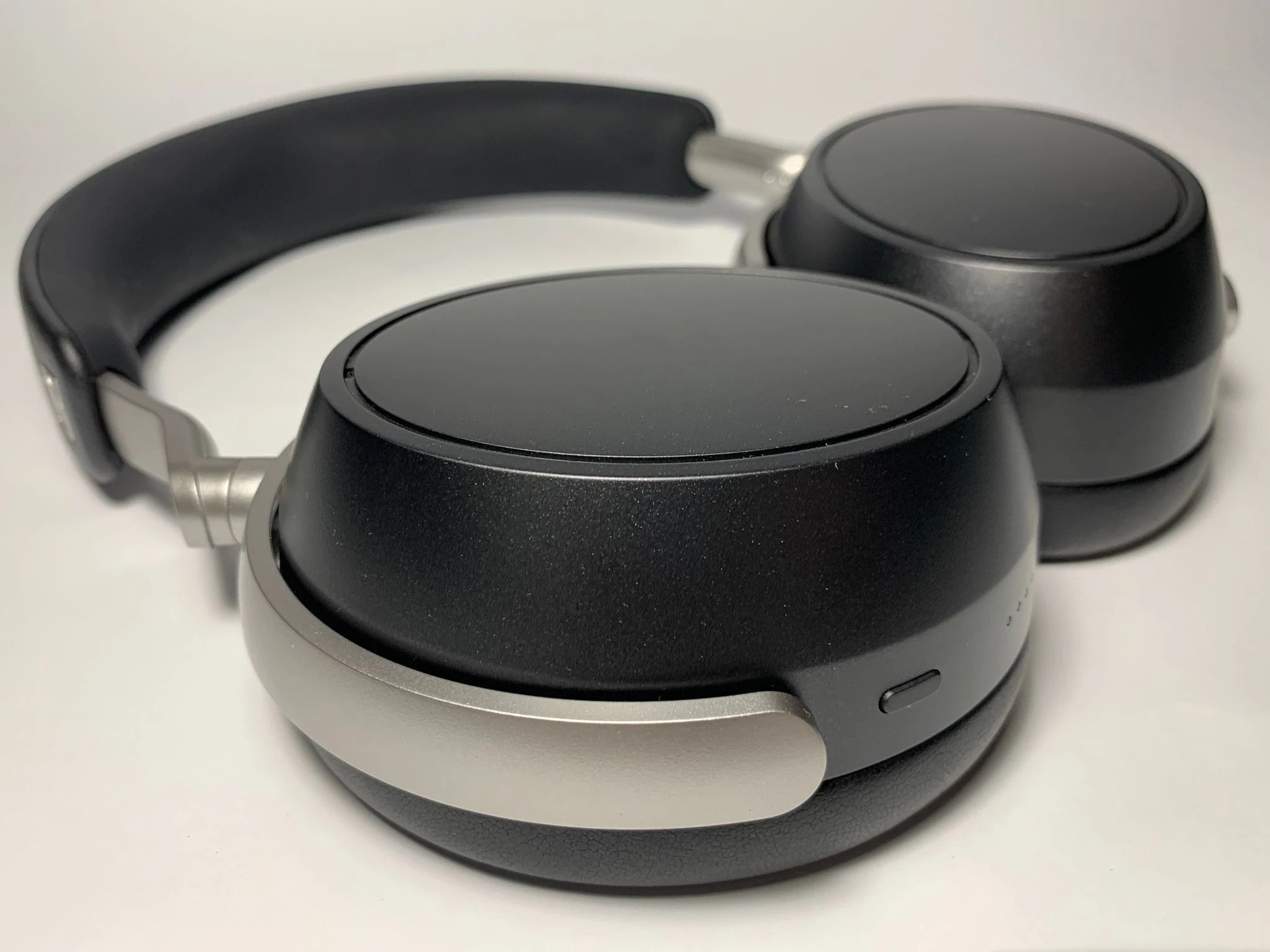 The cups here are quite large - together with the ear pads, their thickness exceeds 5 centimeters. However, Sennheiser has very successfully calculated the shape and bend of the headband: thanks to this, the headphones sit neatly, do not stick out to the sides and do not attract unnecessary attention.