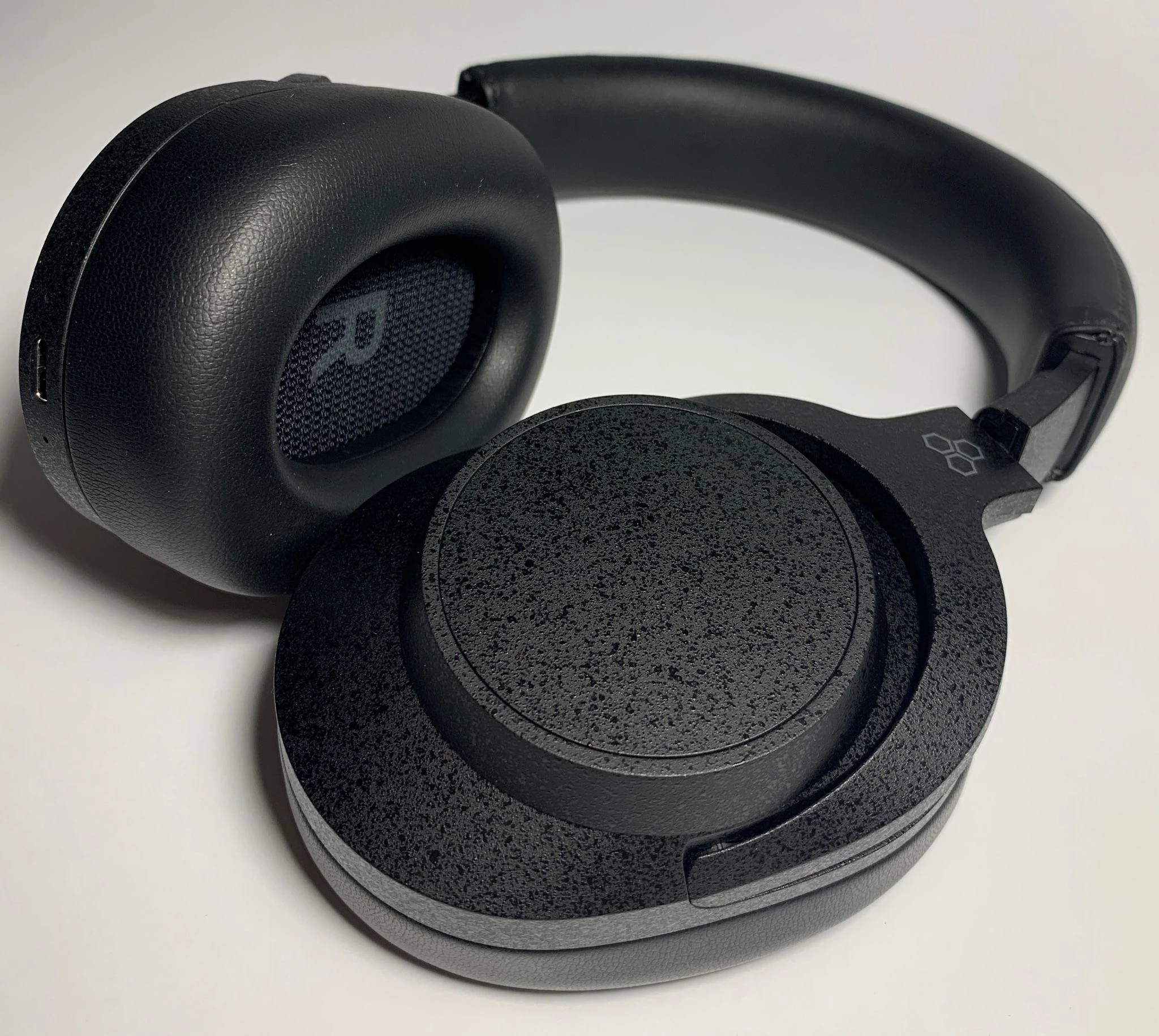 This is undoubtedly the flagship of the Japanese brand, but not the absolute flagship in the world of wireless models in general.