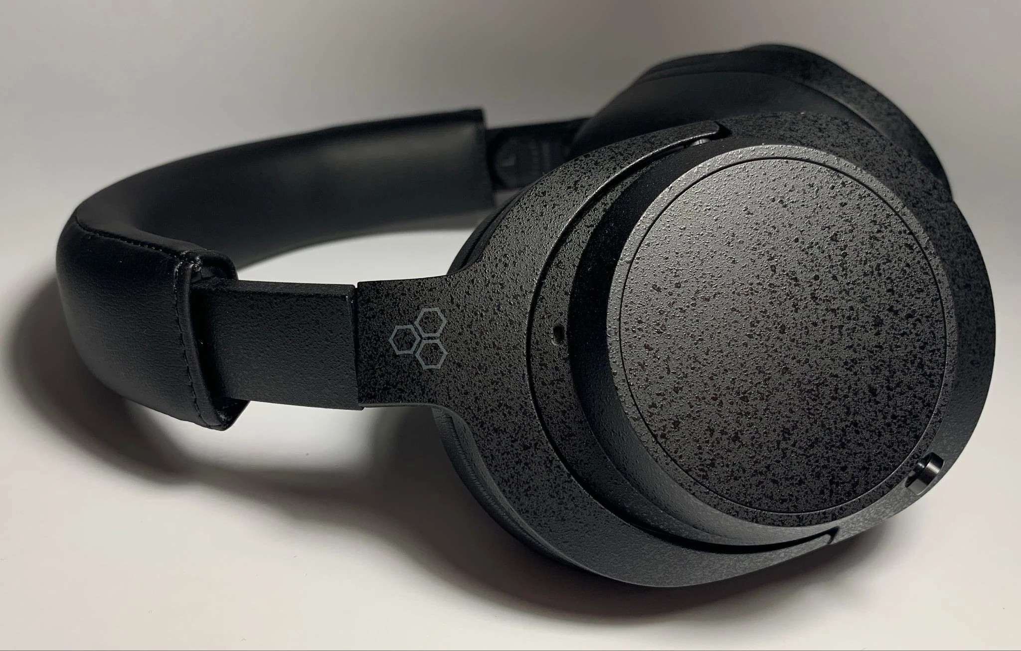 The headphones have a thick, rich and weighty sound. The emphasis is on depth, low frequencies and the overall weight of the presentation.