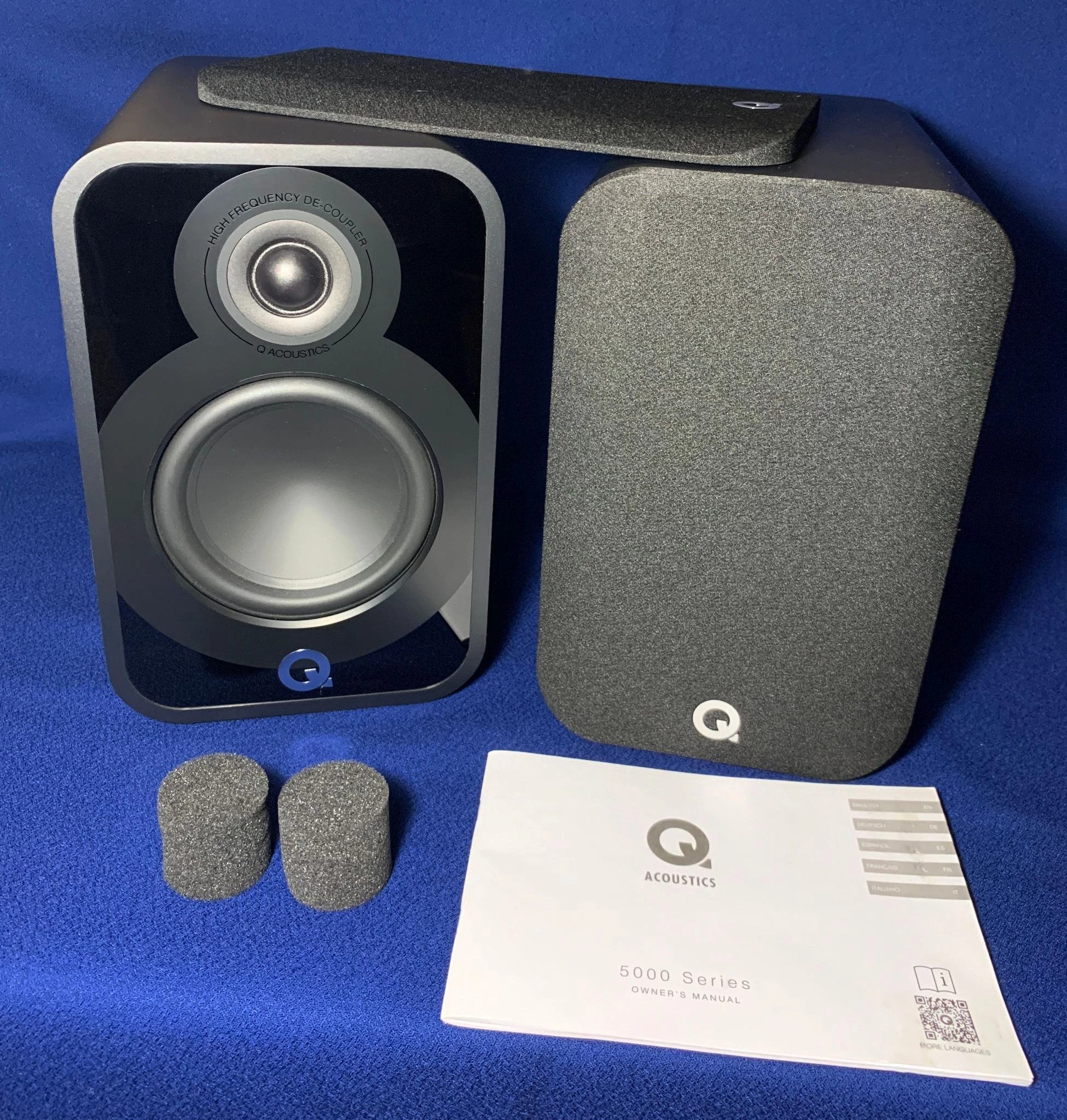 Q Acoustics Q 5020 is a two-way speaker system, based on a 5-inch midwoofer, and a 1-inch hemispherical silk dome is responsible for high frequencies.