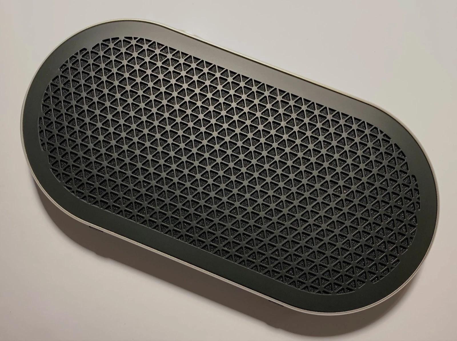 In terms of its dimensions, the Katch G2 cannot and does not try to replace a full-fledged home speaker, but given the compact body and weight of a little more than a kilogram, its sound is truly impressive.