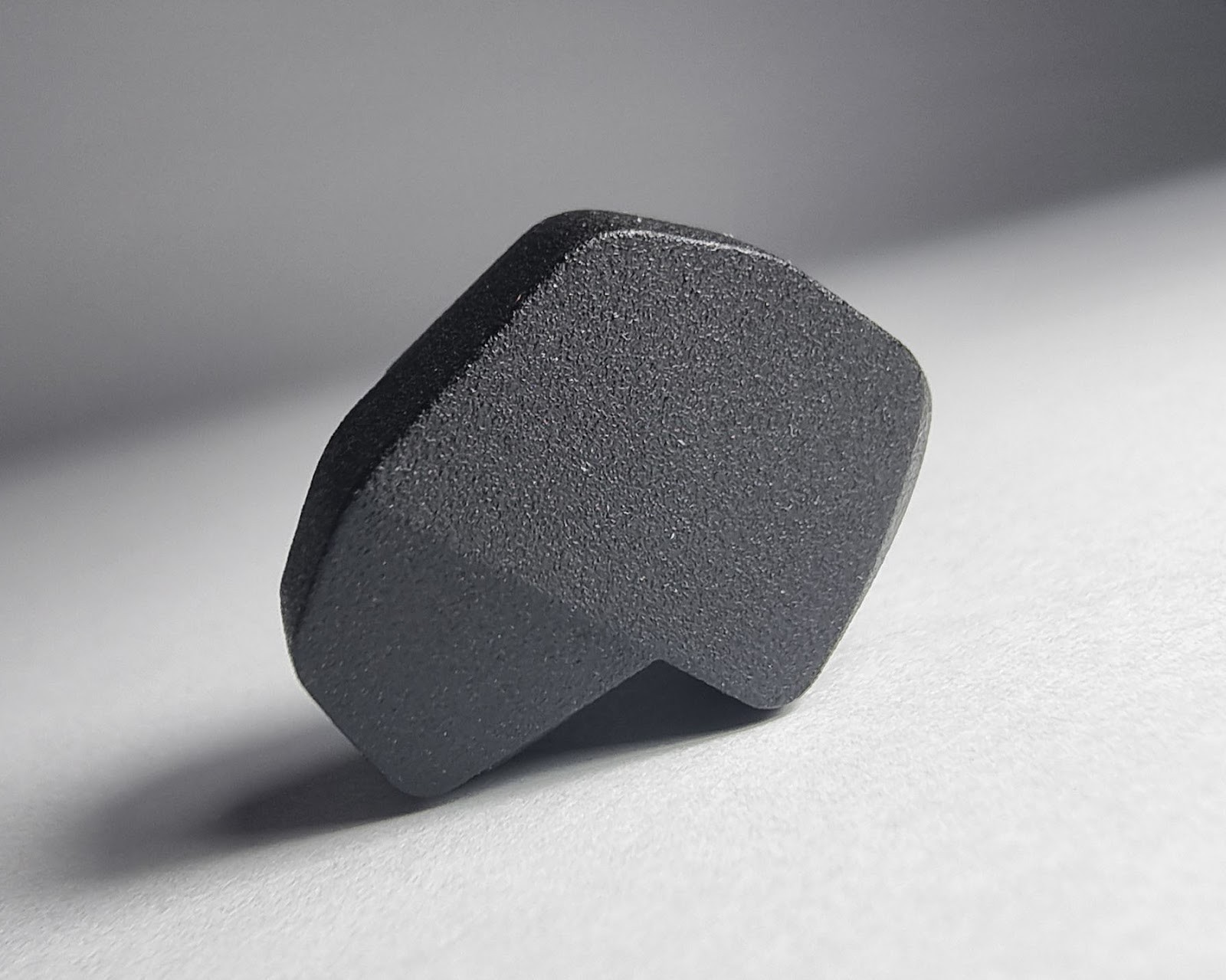 The Final Audio A6000 cases have chopped edges and straight lines, reminiscent of a crystal fragment.
