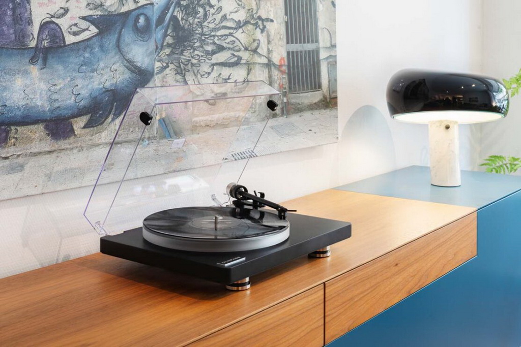 How to Connect a Turntable: Phono Preamps, Grounding, Bluetooth, and Active Speakers Explained 9 Turntable connected with RCA cables, ground wire, phono preamp, Bluetooth speaker, and active speakers