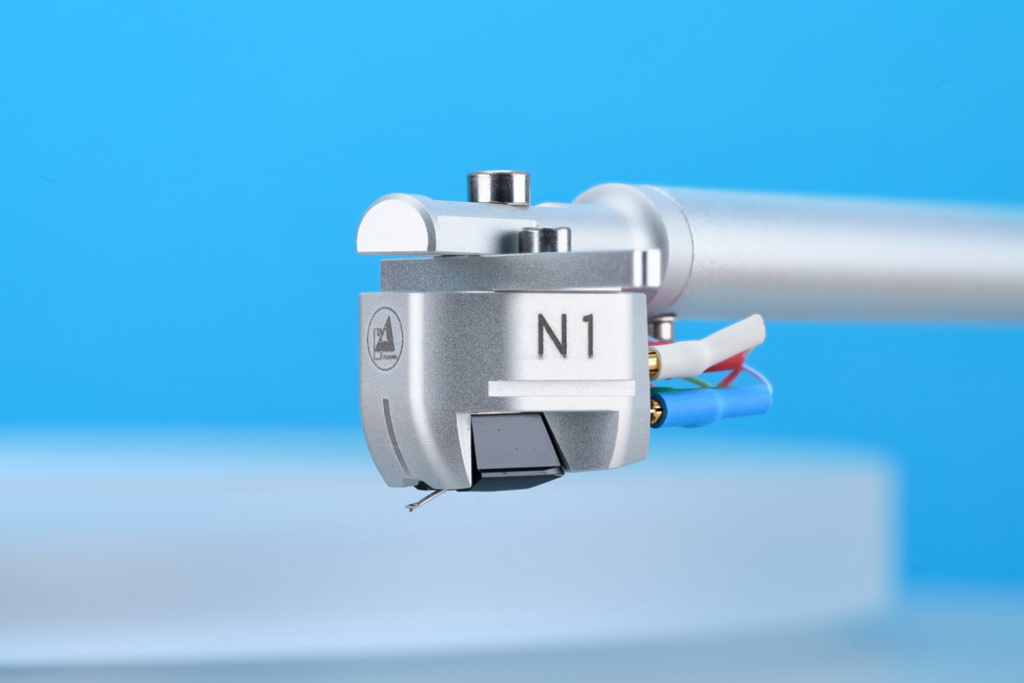 How to Connect a Turntable: Phono Preamps, Grounding, Bluetooth, and Active Speakers Explained 8 Turntable connected with RCA cables, ground wire, phono preamp, Bluetooth speaker, and active speakers