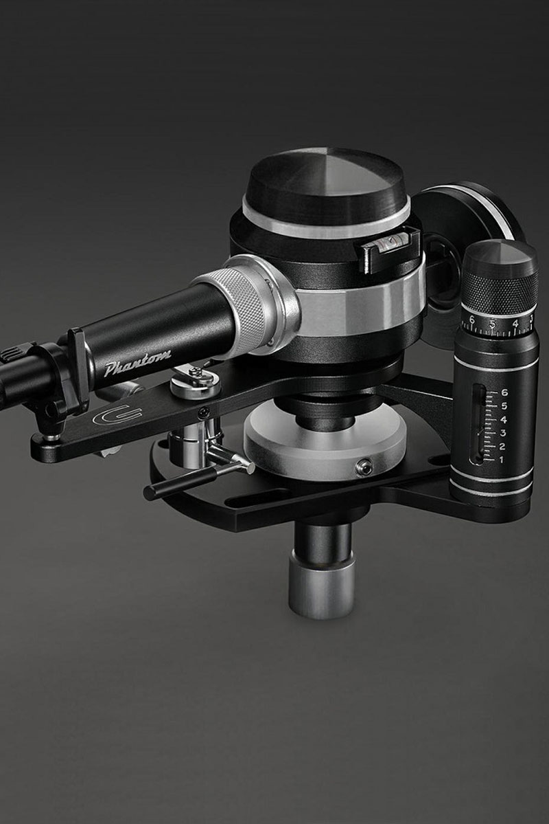 Precision-engineered geometry and adjustable magnetic azimuth control ensure optimal cartridge alignment and stable playback even on challenging records