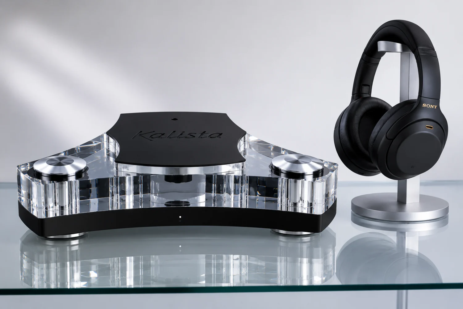 Kalista introduces the DreamPlay S and DreamPlay SC, two ultra-high-end network streamers with support for Roon Ready, Qobuz Connect, TIDAL Connect, and up to DSD256 playback. Discover the latest French reference streaming solutions