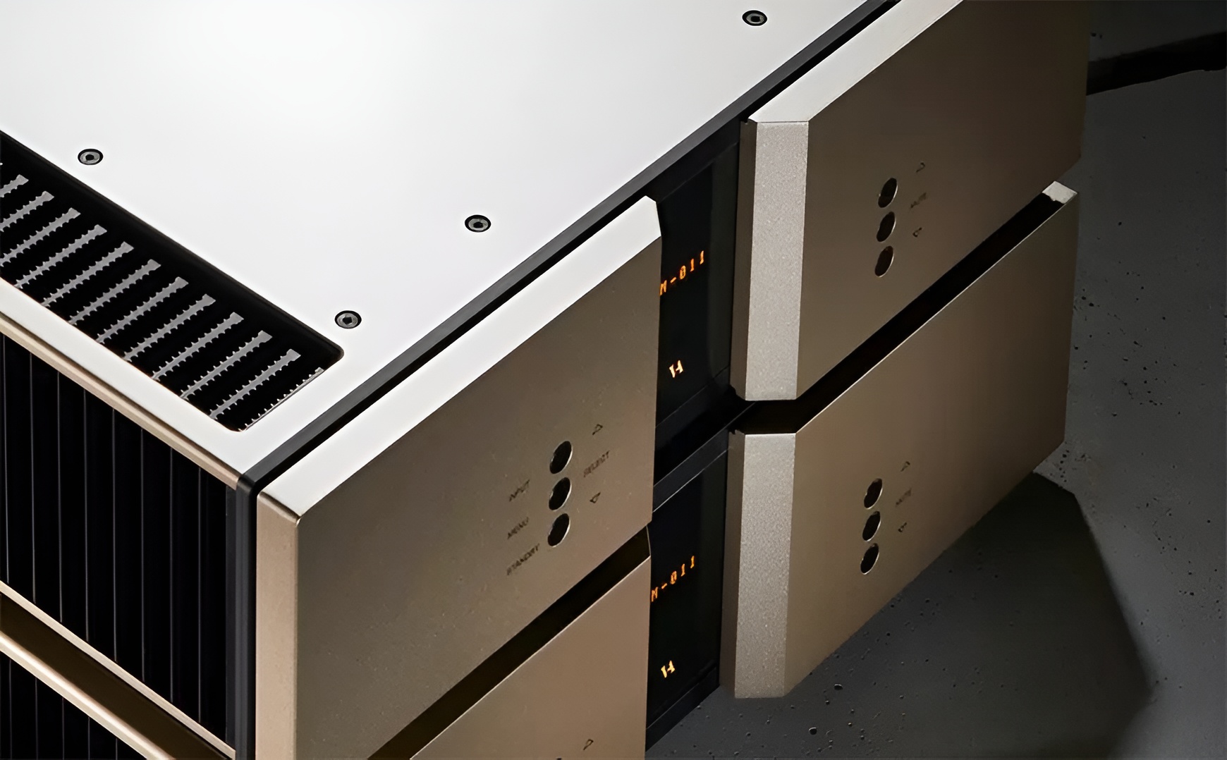 Vitus Audio SM-025 Monoblocks Join the Signature Series 9 The Vitus Audio SM-011 amplifier delivered approximately 25 watts per channel into a nominal 8 ohm load and 50 watts into 4 ohms, after which it switched to Class AB.