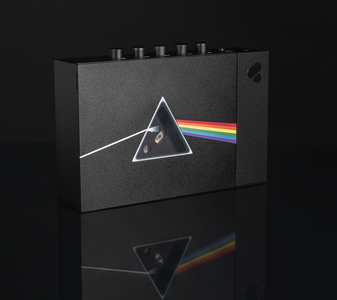 We Are Rewind WE-001 Pink Floyd Edition Brings The Dark Side of the Moon Back to Cassette 8 We Are Rewind WE-001 Pink Floyd Edition portable cassette player with The Dark Side of the Moon themed cassette